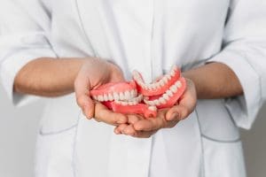 Dentiera, i problemi più frequenti: cause, soluzioni e consigli utili
