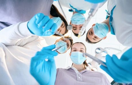 Come scegliere un buon implantologo dentale