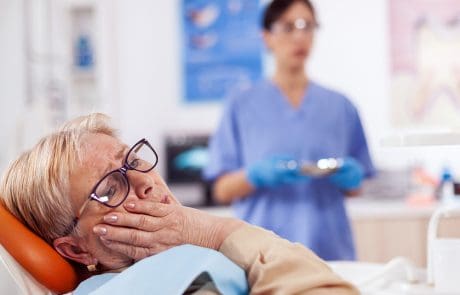 Dentiera, i problemi più frequenti: cause, soluzioni e consigli utili